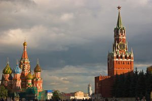 Saint Basil's Cathedral og Spasskaya Tårn i Moskva - Kreml ved Den Røde Plads.
